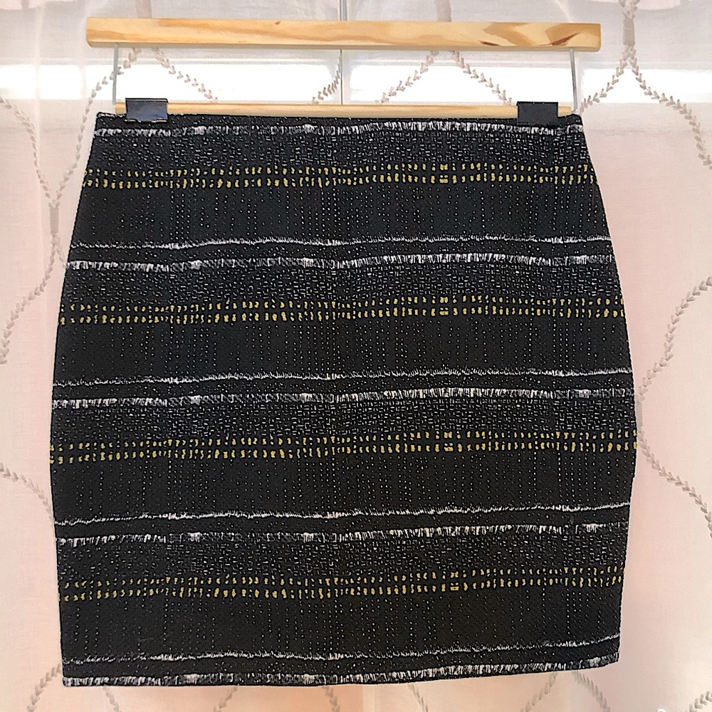 Black semi-fitted skirt with white and yellow detail, H&M size S